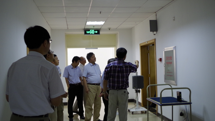 3 课题负责人介绍新型网络架构.JPG